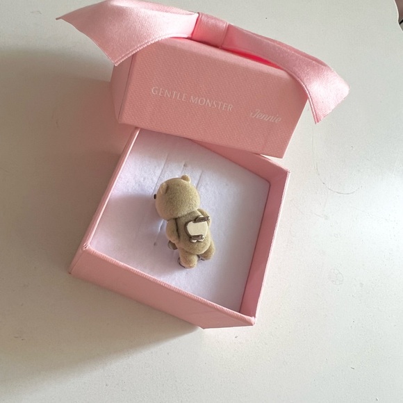 Gentle Monster x Jennie Jentle Salon Capybara Cooing Charm - Picture 6 of 8